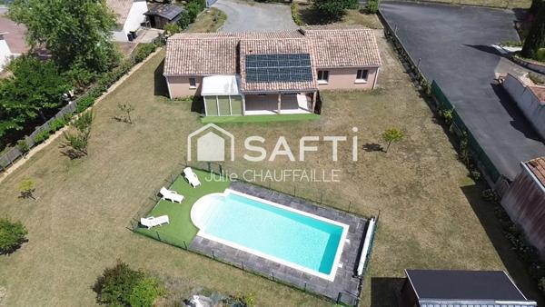 Maison quartier résidentiel avec piscine