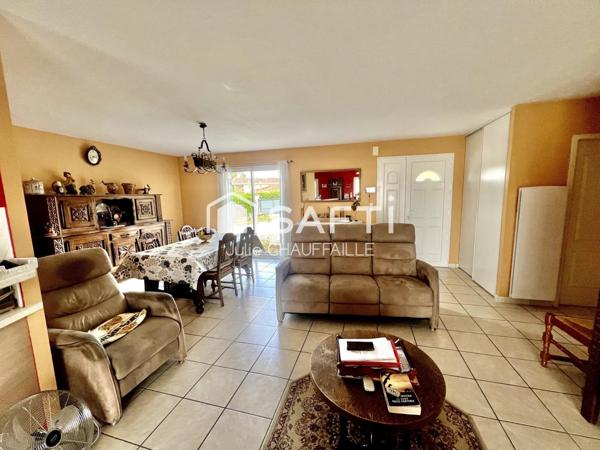 Maison quartier résidentiel avec piscine