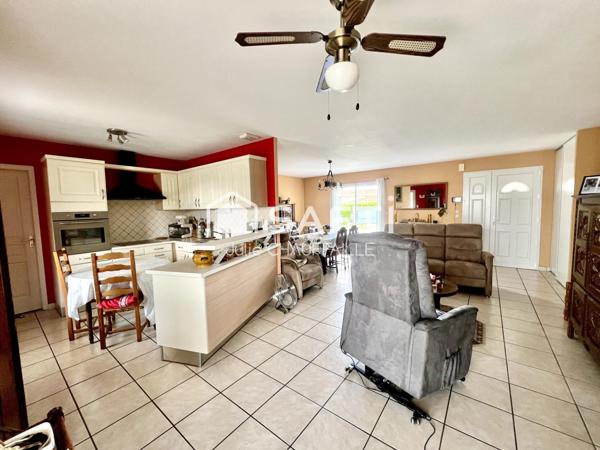 Maison quartier résidentiel avec piscine