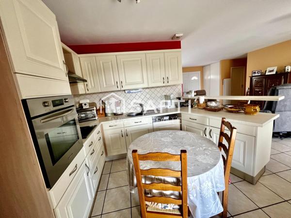 Maison quartier résidentiel avec piscine