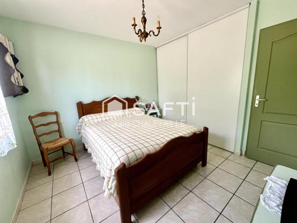 Maison quartier résidentiel avec piscine