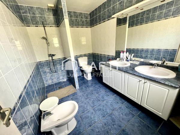 Maison quartier résidentiel avec piscine