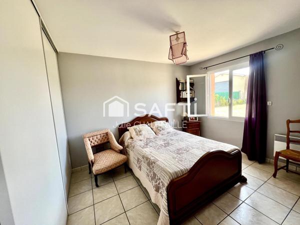 Maison quartier résidentiel avec piscine