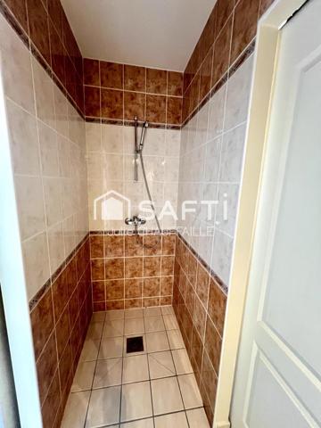 Maison quartier résidentiel avec piscine