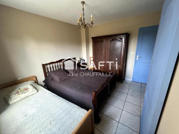 Maison quartier résidentiel avec piscine