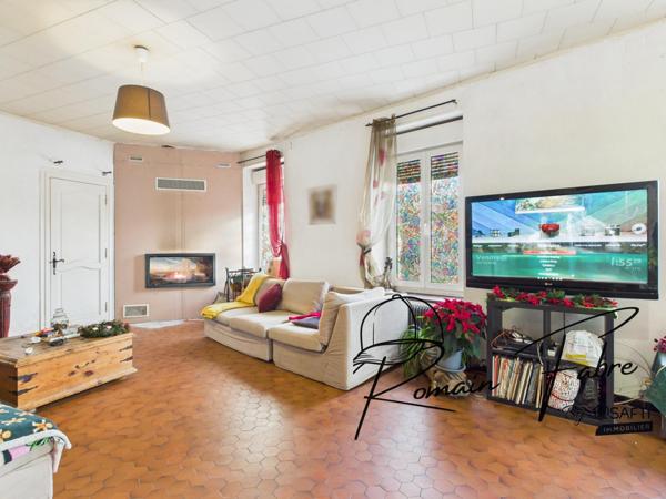 Maison en pierre avec 3 chambres avec jardin et parking privatif