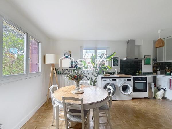 Centre-ville - dans une impasse, 4 pièces traversant de 84m² au calme absolu avec balcon plein Sud et 3 chambres.