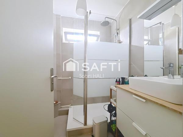 Centre-ville - dans une impasse, 4 pièces traversant de 84m² au calme absolu avec balcon plein Sud et 3 chambres.