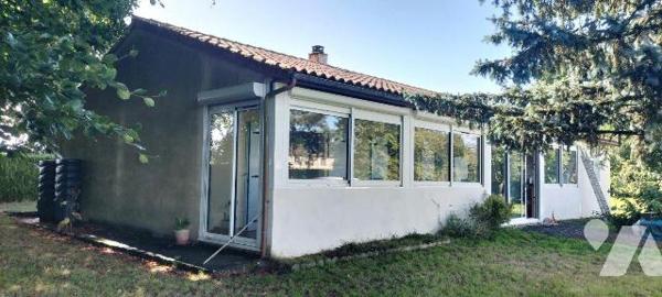 A seulement 3 min de MELLE! Plain-pied de 1991 offrant 118m² habitables + véranda 25m². Entrée,...