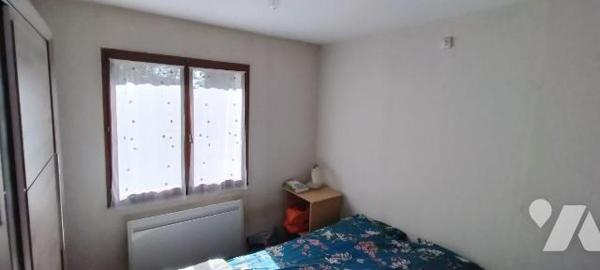 A seulement 3 min de MELLE! Plain-pied de 1991 offrant 118m² habitables + véranda 25m². Entrée,...