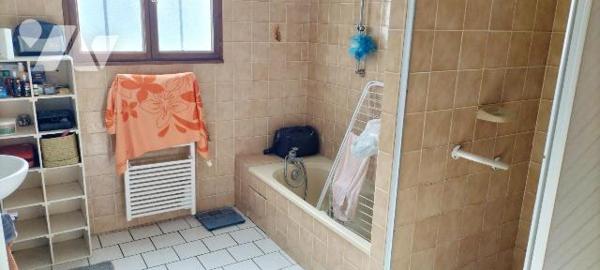 A seulement 3 min de MELLE! Plain-pied de 1991 offrant 118m² habitables + véranda 25m². Entrée,...