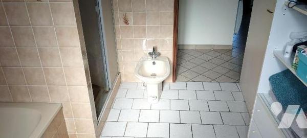 A seulement 3 min de MELLE! Plain-pied de 1991 offrant 118m² habitables + véranda 25m². Entrée,...