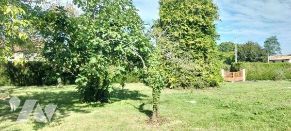 A seulement 3 min de MELLE! Plain-pied de 1991 offrant 118m² habitables + véranda 25m². Entrée,...