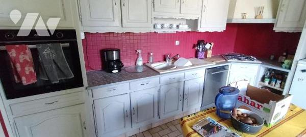 A seulement 3 min de MELLE! Plain-pied de 1991 offrant 118m² habitables + véranda 25m². Entrée,...