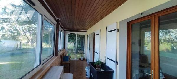 A seulement 3 min de MELLE! Plain-pied de 1991 offrant 118m² habitables + véranda 25m². Entrée,...