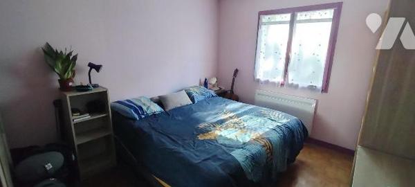 A seulement 3 min de MELLE! Plain-pied de 1991 offrant 118m² habitables + véranda 25m². Entrée,...