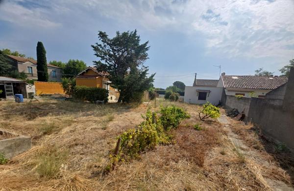 CAPENDU :  MAISON A PETIT PRIX ET GRAND TERRAIN  !