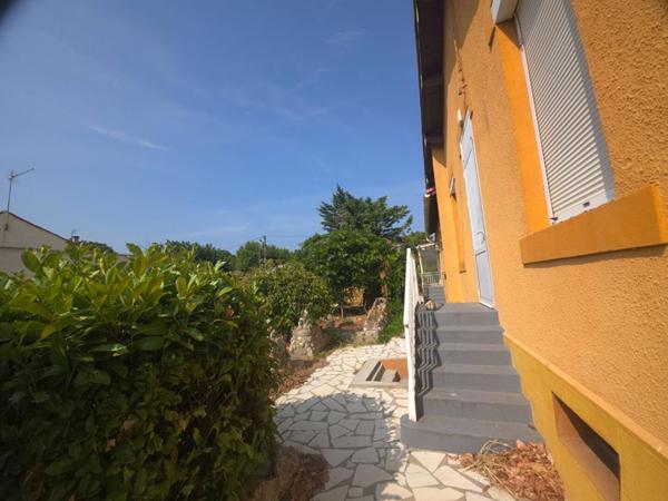CAPENDU :  MAISON A PETIT PRIX ET GRAND TERRAIN  !