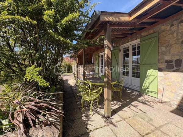 Idéalement située, cette maison offre le charme intemporel des constructions des années 60 avec ses 118m² habitables lovés dans un écrin de verdure. Profitez d’un cadre de vie agréable tout en restant à proximité des commodités urbaines et de la belle plage de Cabourg.

La maison se déploie en 5 belles  pièces , sublimée par une terrasse accueillante et un grand espace parking pouvant accueillir jusqu'à 4 véhicules.

À l'intérieur, une cuisine fonctionnelle et un séjour lumineux vous invitent à la détente. 

À l'extérieur, la piscine est une véritable valeur ajoutée, parfaite pour agrémenter vos journées d'été. Bien que la vue ne s'ouvre pas sur l'horizon, elle est agrémentée d'une belle intimité sans vis à vis 

Ses dépendances aménageables sont un vrai potentiel à exploiter pour de nombreux projets.

Un équilibre parfait entre confort, fonctionnalité et authenticité vous attend dans cette maison à vendre, présentée par Anne-Isabelle Reguerre. Profitez de cette opportunité unique de vivre dans un cadre harmonieux!