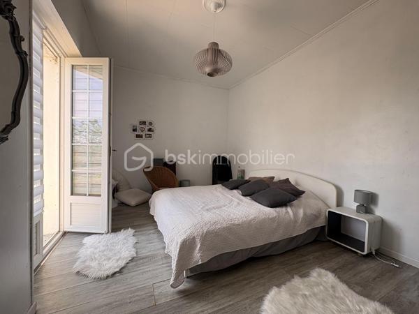 Idéalement située, cette maison offre le charme intemporel des constructions des années 60 avec ses 118m² habitables lovés dans un écrin de verdure. Profitez d’un cadre de vie agréable tout en restant à proximité des commodités urbaines et de la belle plage de Cabourg.

La maison se déploie en 5 belles  pièces , sublimée par une terrasse accueillante et un grand espace parking pouvant accueillir jusqu'à 4 véhicules.

À l'intérieur, une cuisine fonctionnelle et un séjour lumineux vous invitent à la détente. 

À l'extérieur, la piscine est une véritable valeur ajoutée, parfaite pour agrémenter vos journées d'été. Bien que la vue ne s'ouvre pas sur l'horizon, elle est agrémentée d'une belle intimité sans vis à vis 

Ses dépendances aménageables sont un vrai potentiel à exploiter pour de nombreux projets.

Un équilibre parfait entre confort, fonctionnalité et authenticité vous attend dans cette maison à vendre, présentée par Anne-Isabelle Reguerre. Profitez de cette opportunité unique de vivre dans un cadre harmonieux!
