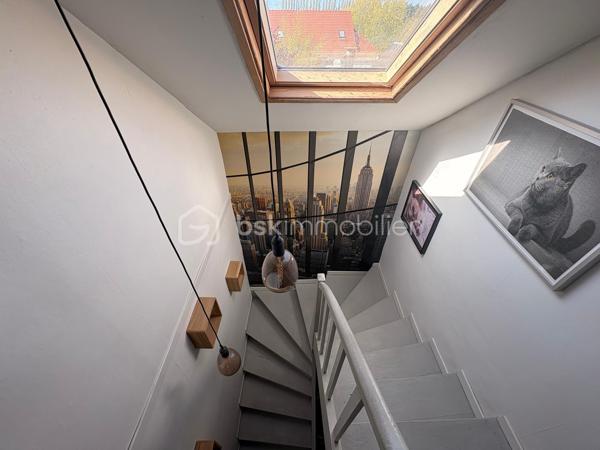 Idéalement située, cette maison offre le charme intemporel des constructions des années 60 avec ses 118m² habitables lovés dans un écrin de verdure. Profitez d’un cadre de vie agréable tout en restant à proximité des commodités urbaines et de la belle plage de Cabourg.

La maison se déploie en 5 belles  pièces , sublimée par une terrasse accueillante et un grand espace parking pouvant accueillir jusqu'à 4 véhicules.

À l'intérieur, une cuisine fonctionnelle et un séjour lumineux vous invitent à la détente. 

À l'extérieur, la piscine est une véritable valeur ajoutée, parfaite pour agrémenter vos journées d'été. Bien que la vue ne s'ouvre pas sur l'horizon, elle est agrémentée d'une belle intimité sans vis à vis 

Ses dépendances aménageables sont un vrai potentiel à exploiter pour de nombreux projets.

Un équilibre parfait entre confort, fonctionnalité et authenticité vous attend dans cette maison à vendre, présentée par Anne-Isabelle Reguerre. Profitez de cette opportunité unique de vivre dans un cadre harmonieux!