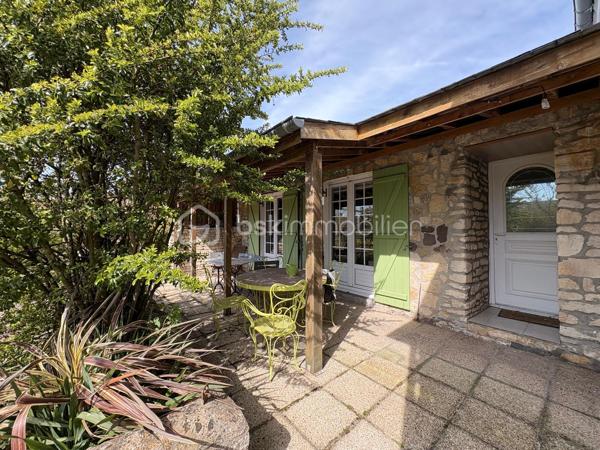 Idéalement située, cette maison offre le charme intemporel des constructions des années 60 avec ses 118m² habitables lovés dans un écrin de verdure. Profitez d’un cadre de vie agréable tout en restant à proximité des commodités urbaines et de la belle plage de Cabourg.

La maison se déploie en 5 belles  pièces , sublimée par une terrasse accueillante et un grand espace parking pouvant accueillir jusqu'à 4 véhicules.

À l'intérieur, une cuisine fonctionnelle et un séjour lumineux vous invitent à la détente. 

À l'extérieur, la piscine est une véritable valeur ajoutée, parfaite pour agrémenter vos journées d'été. Bien que la vue ne s'ouvre pas sur l'horizon, elle est agrémentée d'une belle intimité sans vis à vis 

Ses dépendances aménageables sont un vrai potentiel à exploiter pour de nombreux projets.

Un équilibre parfait entre confort, fonctionnalité et authenticité vous attend dans cette maison à vendre, présentée par Anne-Isabelle Reguerre. Profitez de cette opportunité unique de vivre dans un cadre harmonieux!