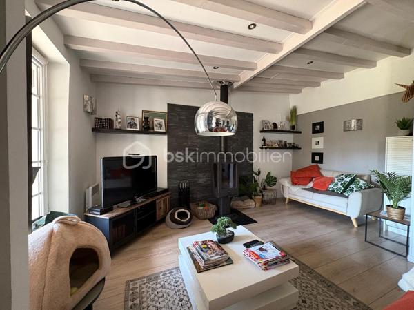 Idéalement située, cette maison offre le charme intemporel des constructions des années 60 avec ses 118m² habitables lovés dans un écrin de verdure. Profitez d’un cadre de vie agréable tout en restant à proximité des commodités urbaines et de la belle plage de Cabourg.

La maison se déploie en 5 belles  pièces , sublimée par une terrasse accueillante et un grand espace parking pouvant accueillir jusqu'à 4 véhicules.

À l'intérieur, une cuisine fonctionnelle et un séjour lumineux vous invitent à la détente. 

À l'extérieur, la piscine est une véritable valeur ajoutée, parfaite pour agrémenter vos journées d'été. Bien que la vue ne s'ouvre pas sur l'horizon, elle est agrémentée d'une belle intimité sans vis à vis 

Ses dépendances aménageables sont un vrai potentiel à exploiter pour de nombreux projets.

Un équilibre parfait entre confort, fonctionnalité et authenticité vous attend dans cette maison à vendre, présentée par Anne-Isabelle Reguerre. Profitez de cette opportunité unique de vivre dans un cadre harmonieux!