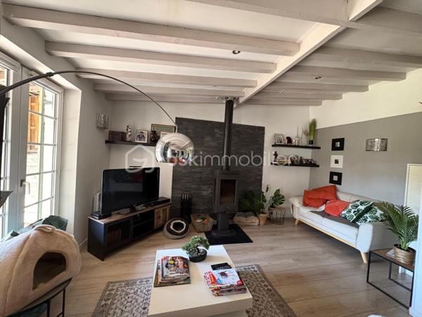 Idéalement située, cette maison offre le charme intemporel des constructions des années 60 avec ses 118m² habitables lovés dans un écrin de verdure. Profitez d’un cadre de vie agréable tout en restant à proximité des commodités urbaines et de la belle plage de Cabourg.

La maison se déploie en 5 belles  pièces , sublimée par une terrasse accueillante et un grand espace parking pouvant accueillir jusqu'à 4 véhicules.

À l'intérieur, une cuisine fonctionnelle et un séjour lumineux vous invitent à la détente. 

À l'extérieur, la piscine est une véritable valeur ajoutée, parfaite pour agrémenter vos journées d'été. Bien que la vue ne s'ouvre pas sur l'horizon, elle est agrémentée d'une belle intimité sans vis à vis 

Ses dépendances aménageables sont un vrai potentiel à exploiter pour de nombreux projets.

Un équilibre parfait entre confort, fonctionnalité et authenticité vous attend dans cette maison à vendre, présentée par Anne-Isabelle Reguerre. Profitez de cette opportunité unique de vivre dans un cadre harmonieux!