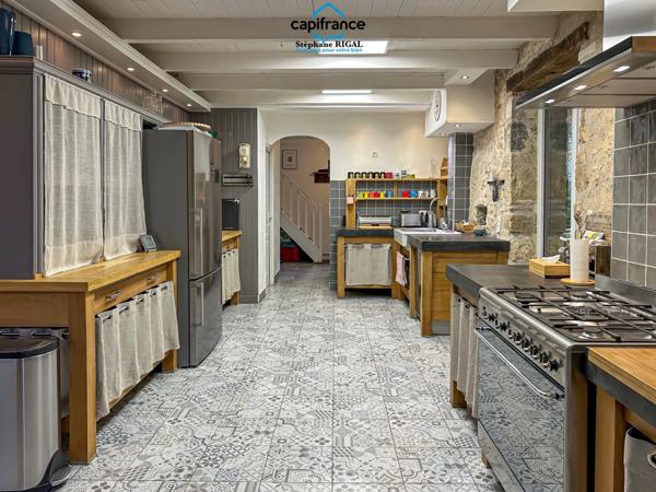 Propriété à vendre 8 pièces, propriété de 220m2 chalet - boxes à chevaux - dépendances sur 7ha de terrain