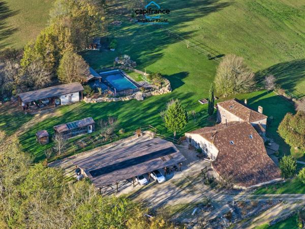 Propriété à vendre 8 pièces, propriété de 220m2 chalet - boxes à chevaux - dépendances sur 7ha de terrain