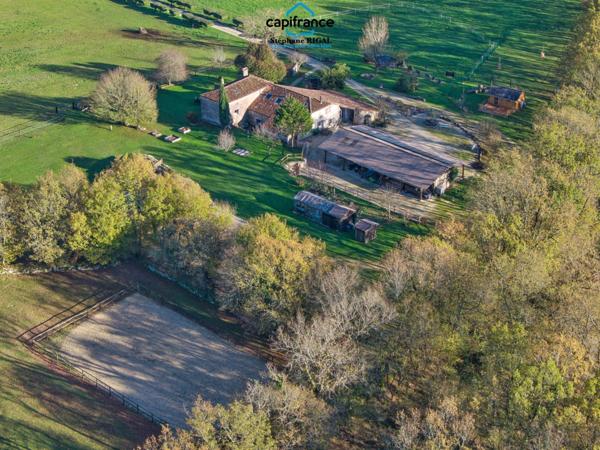Propriété à vendre 8 pièces, propriété de 220m2 chalet - boxes à chevaux - dépendances sur 7ha de terrain