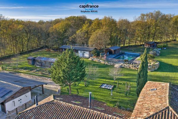 Propriété à vendre 8 pièces, propriété de 220m2 chalet - boxes à chevaux - dépendances sur 7ha de terrain