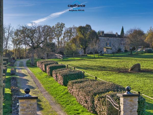 Propriété à vendre 8 pièces, propriété de 220m2 chalet - boxes à chevaux - dépendances sur 7ha de terrain