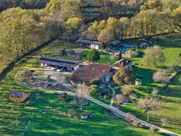 Propriété à vendre 8 pièces, propriété de 220m2 chalet - boxes à chevaux - dépendances sur 7ha de terrain