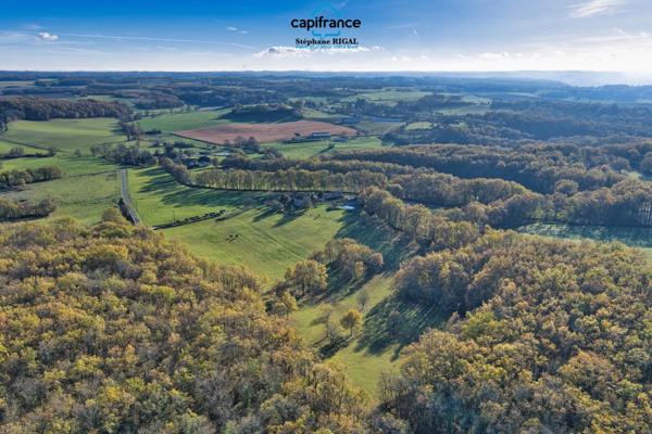 Propriété à vendre 8 pièces, propriété de 220m2 chalet - boxes à chevaux - dépendances sur 7ha de terrain