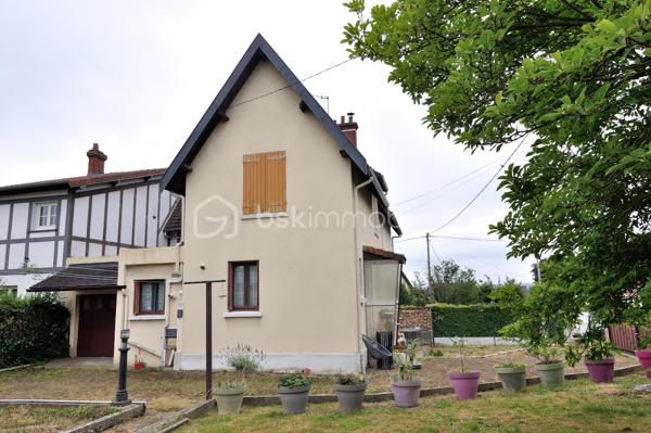 A Port-Jérôme-sur-Seine : A deux pas des écoles et des commerces, maison jumelée comprenant au rez-de-chaussée : entrée, cuisine, séjour, salon, WC, salle de douche. A l'étage, deux belles chambres. Grenier au dessus. Un garage accolé à la maison + un second garage dans la cour. Cave. 314 m² de terrain clos. Tout à l'égout. Chauffage gaz de ville. Double vitrage, volets roulants, adoucisseur d'eau. Maison pouvant convenir à un jeune couple en première acquisition ou des personnes plus âgées. (La maison est équipée d'un monte escalier Stannah)