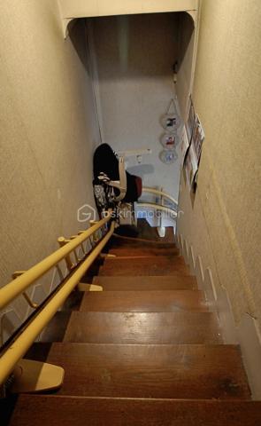 A Port-Jérôme-sur-Seine : A deux pas des écoles et des commerces, maison jumelée comprenant au rez-de-chaussée : entrée, cuisine, séjour, salon, WC, salle de douche. A l'étage, deux belles chambres. Grenier au dessus. Un garage accolé à la maison + un second garage dans la cour. Cave. 314 m² de terrain clos. Tout à l'égout. Chauffage gaz de ville. Double vitrage, volets roulants, adoucisseur d'eau. Maison pouvant convenir à un jeune couple en première acquisition ou des personnes plus âgées. (La maison est équipée d'un monte escalier Stannah)