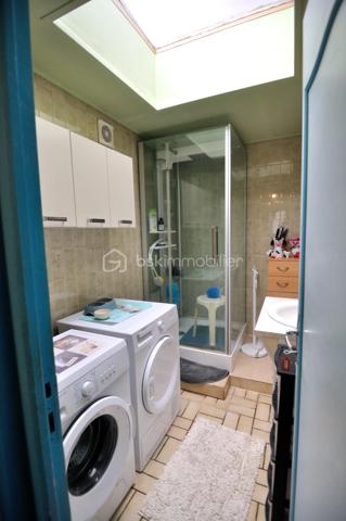 A Port-Jérôme-sur-Seine : A deux pas des écoles et des commerces, maison jumelée comprenant au rez-de-chaussée : entrée, cuisine, séjour, salon, WC, salle de douche. A l'étage, deux belles chambres. Grenier au dessus. Un garage accolé à la maison + un second garage dans la cour. Cave. 314 m² de terrain clos. Tout à l'égout. Chauffage gaz de ville. Double vitrage, volets roulants, adoucisseur d'eau. Maison pouvant convenir à un jeune couple en première acquisition ou des personnes plus âgées. (La maison est équipée d'un monte escalier Stannah)