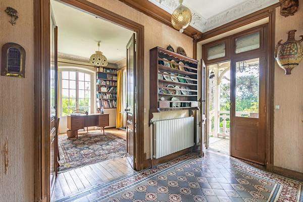 Villa avec vue, piscine et parc arboré, dépendances et maison de gardien à Coye la forêt