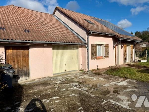Maison de 81 m² composée d'une pièce de vie, 4 chambres, garages,cave.