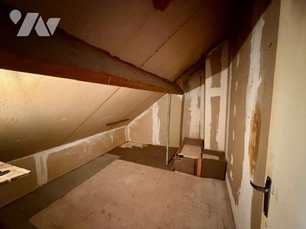 Maison de 81 m² composée d'une pièce de vie, 4 chambres, garages,cave.