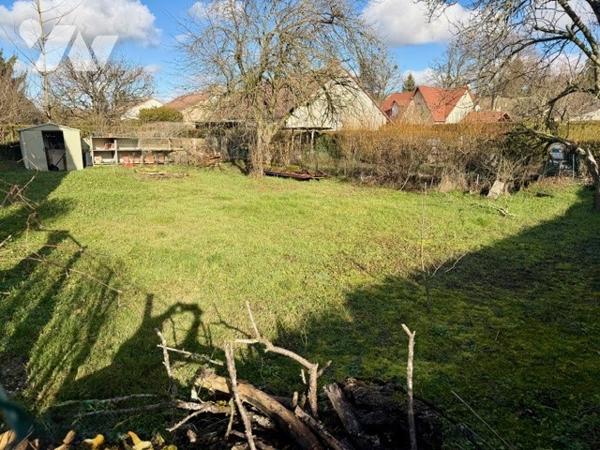 Maison de 81 m² composée d'une pièce de vie, 4 chambres, garages,cave.