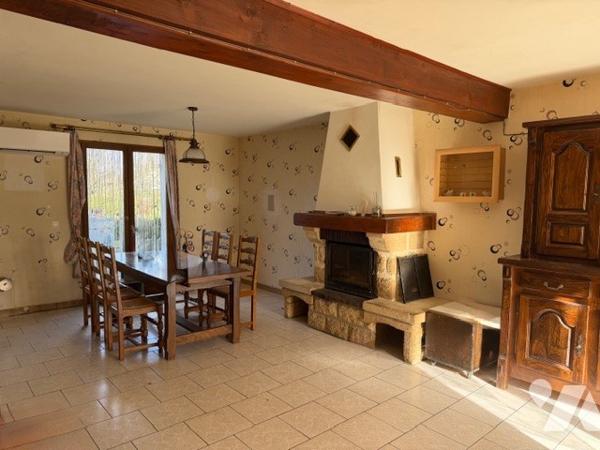 Maison de 81 m² composée d'une pièce de vie, 4 chambres, garages,cave.