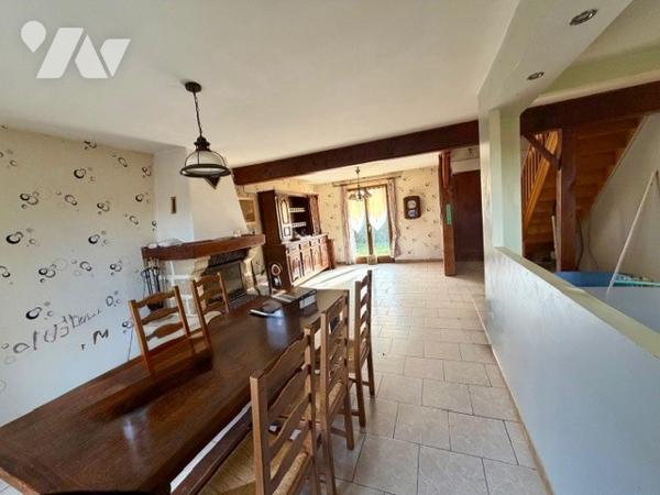 Maison de 81 m² composée d'une pièce de vie, 4 chambres, garages,cave.