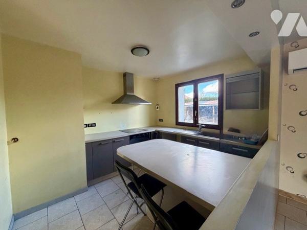 Maison de 81 m² composée d'une pièce de vie, 4 chambres, garages,cave.