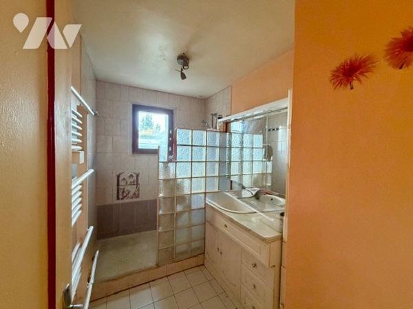 Maison de 81 m² composée d'une pièce de vie, 4 chambres, garages,cave.