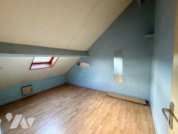 Maison de 81 m² composée d'une pièce de vie, 4 chambres, garages,cave.