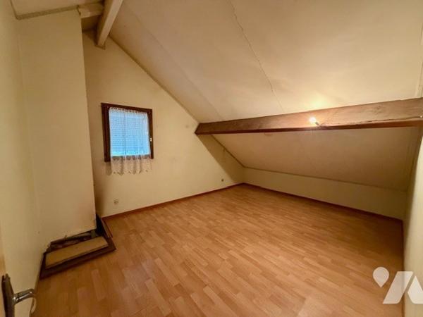 Maison de 81 m² composée d'une pièce de vie, 4 chambres, garages,cave.