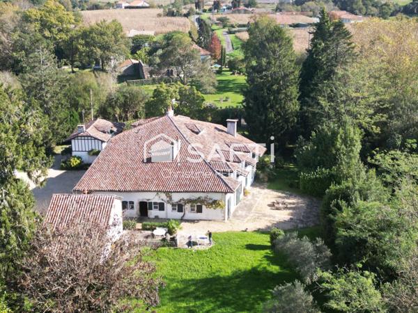 Maison de Maitre du XVIII siècle sur 8000 m2 terrain