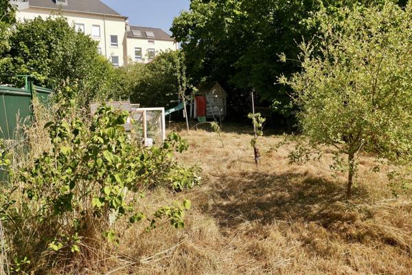 MAISON DE VILLE, RENOVEE, AVEC JARDIN